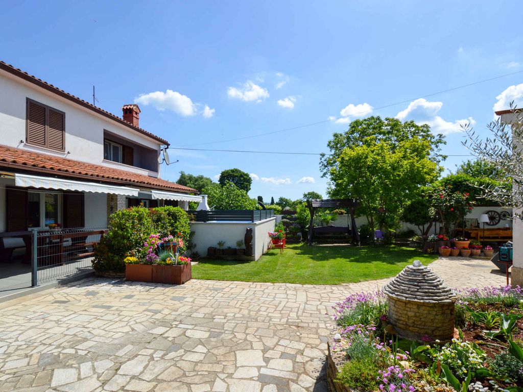 Ferienhaus mit Pool und Grill