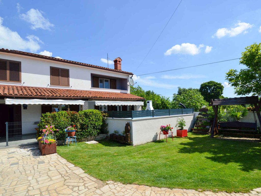 Ferienhaus mit Pool und Grill