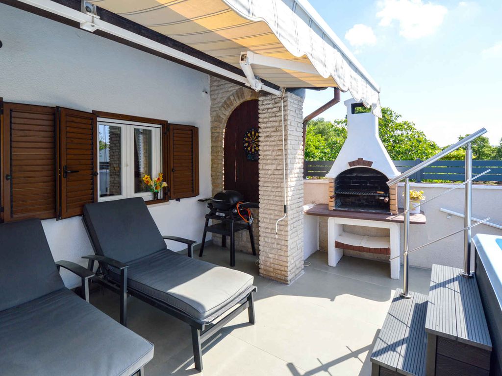 Ferienhaus mit Pool und Grill
