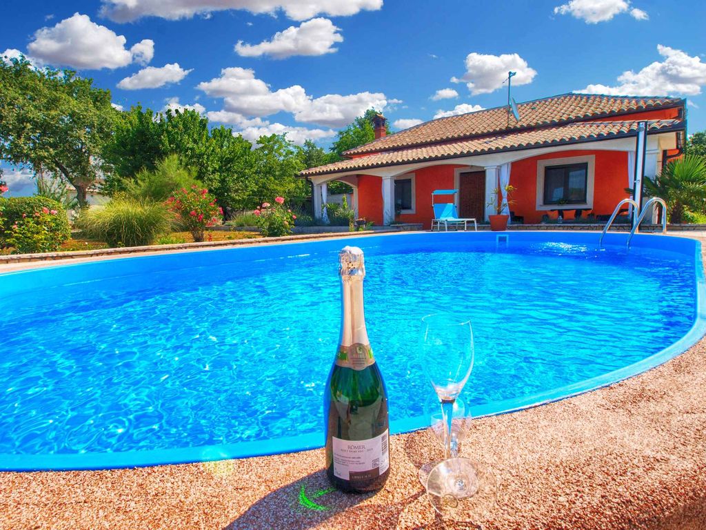 Ferienhaus mit Pool und Klimaanlage