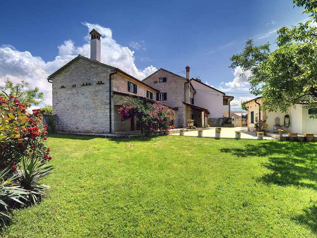 Villa mit Pool und Volleyballplatz