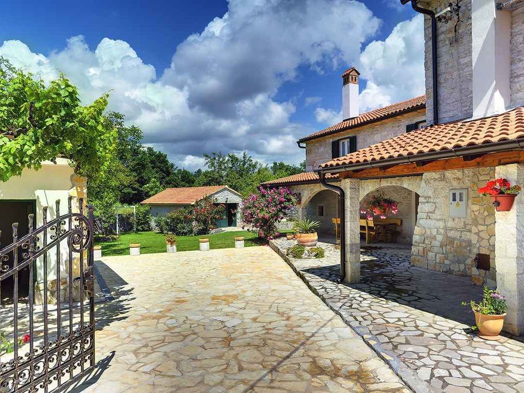 Villa mit Pool und Volleyballplatz