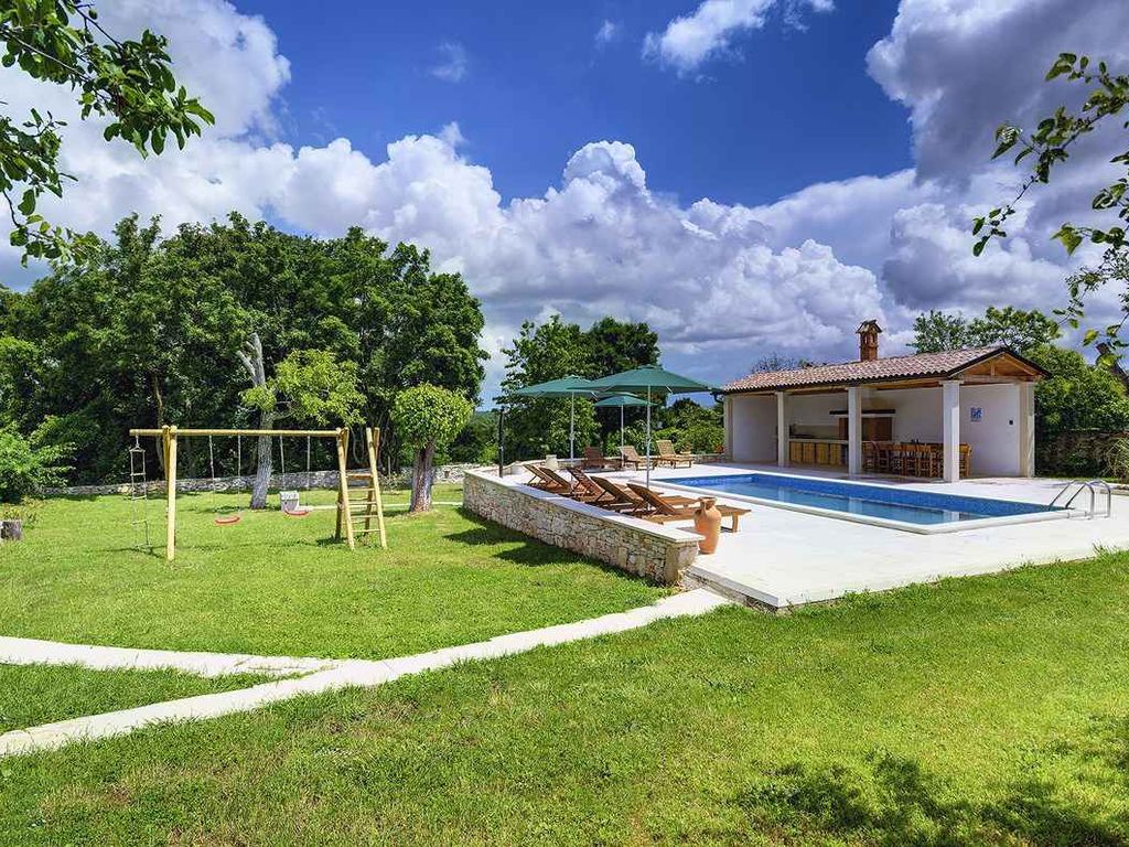 Villa mit Pool und Volleyballplatz
