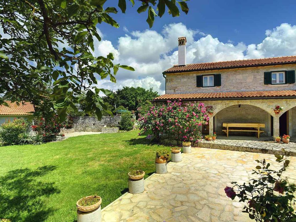 Villa mit Pool und Volleyballplatz