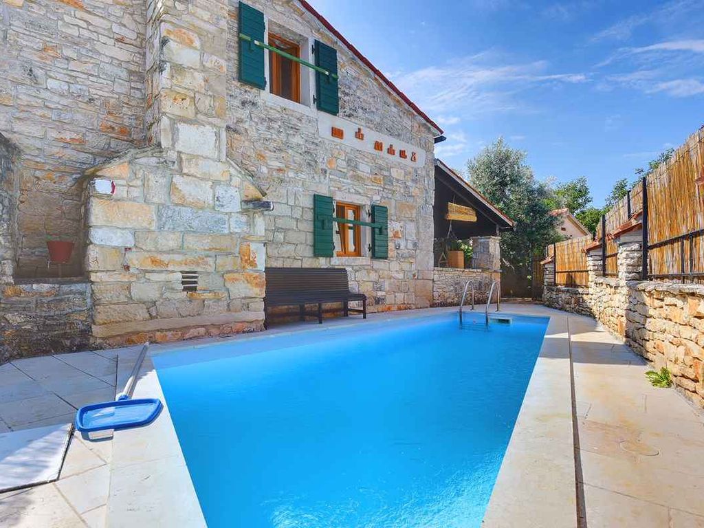 Villa mit Terrasse und Pool