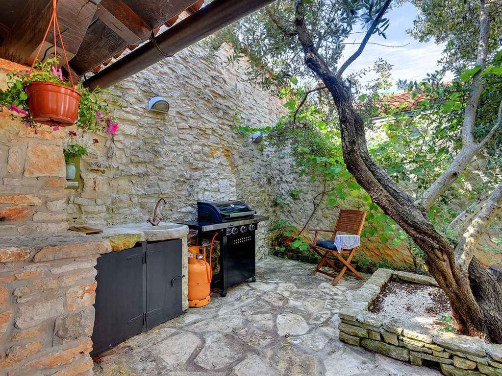 Villa mit Terrasse und Pool