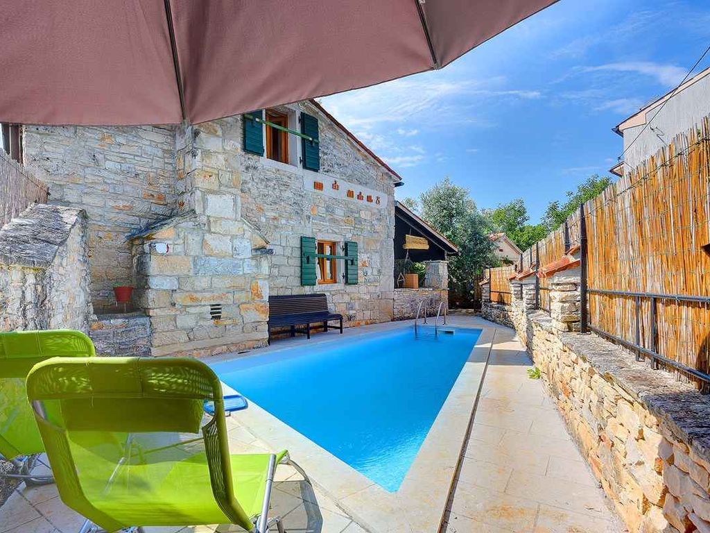 Villa mit Terrasse und Pool