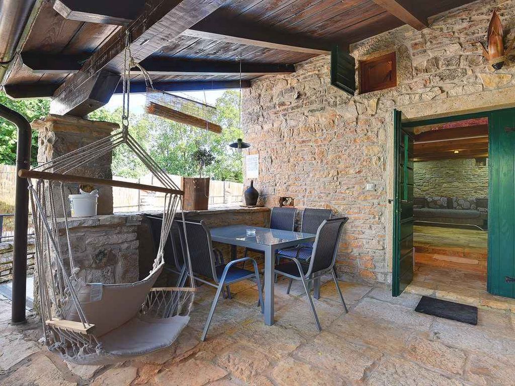 Villa mit Terrasse und Pool