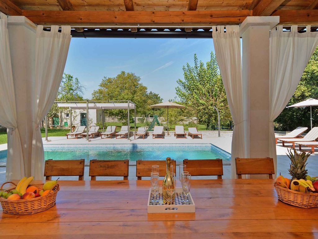 Ferienhaus mit Pool und Klimaanlage