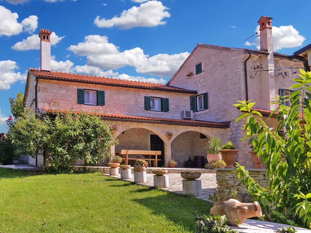 Ferienhaus mit Pool und Klimaanlage