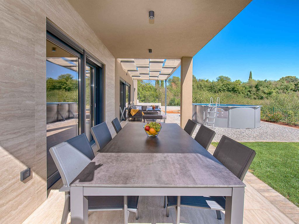 Ferienhaus mit Pool und schönem Garten