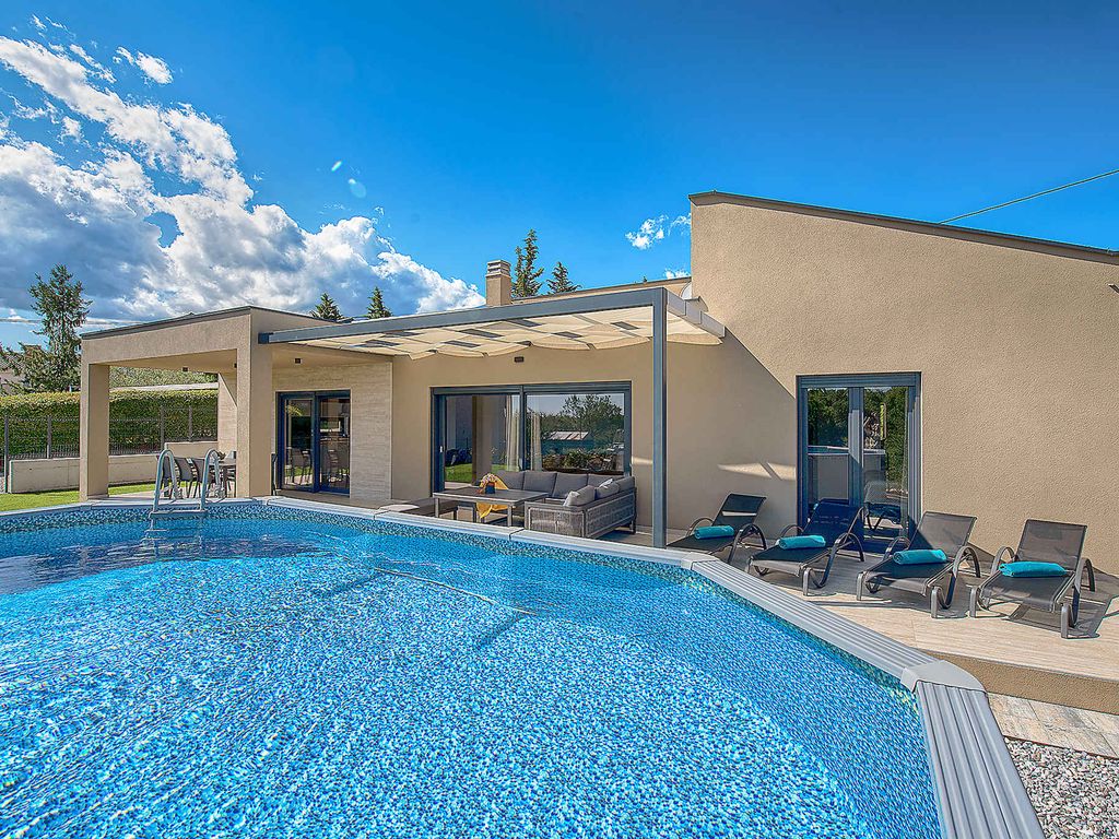 Ferienhaus mit Pool und schönem Garten