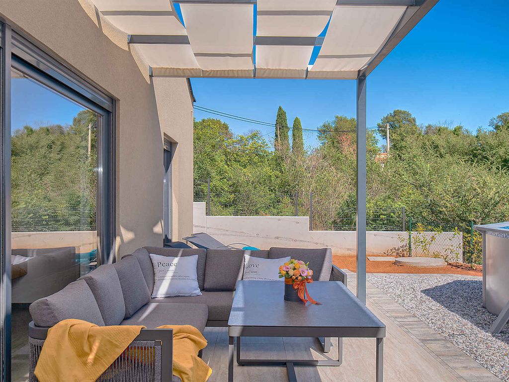 Ferienhaus mit Pool und schönem Garten