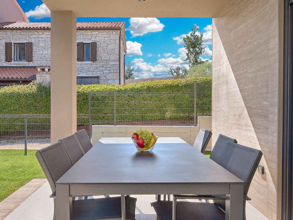Ferienhaus mit Pool und schönem Garten