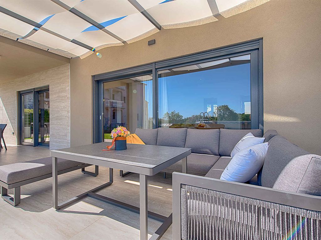 Ferienhaus mit Pool und schönem Garten