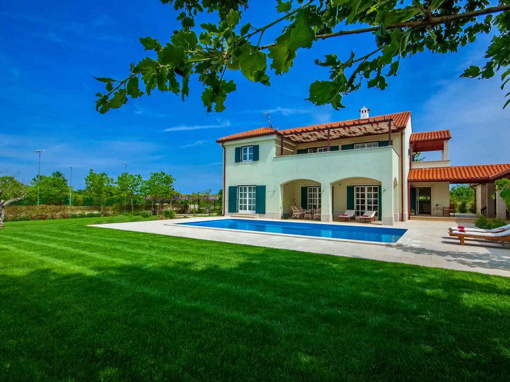 Villa mit Pool und Klimaanlage