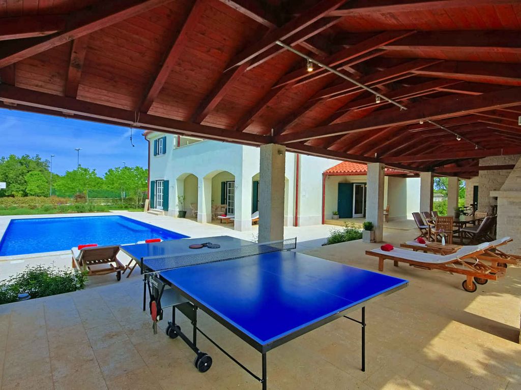 Villa mit Pool und Klimaanlage