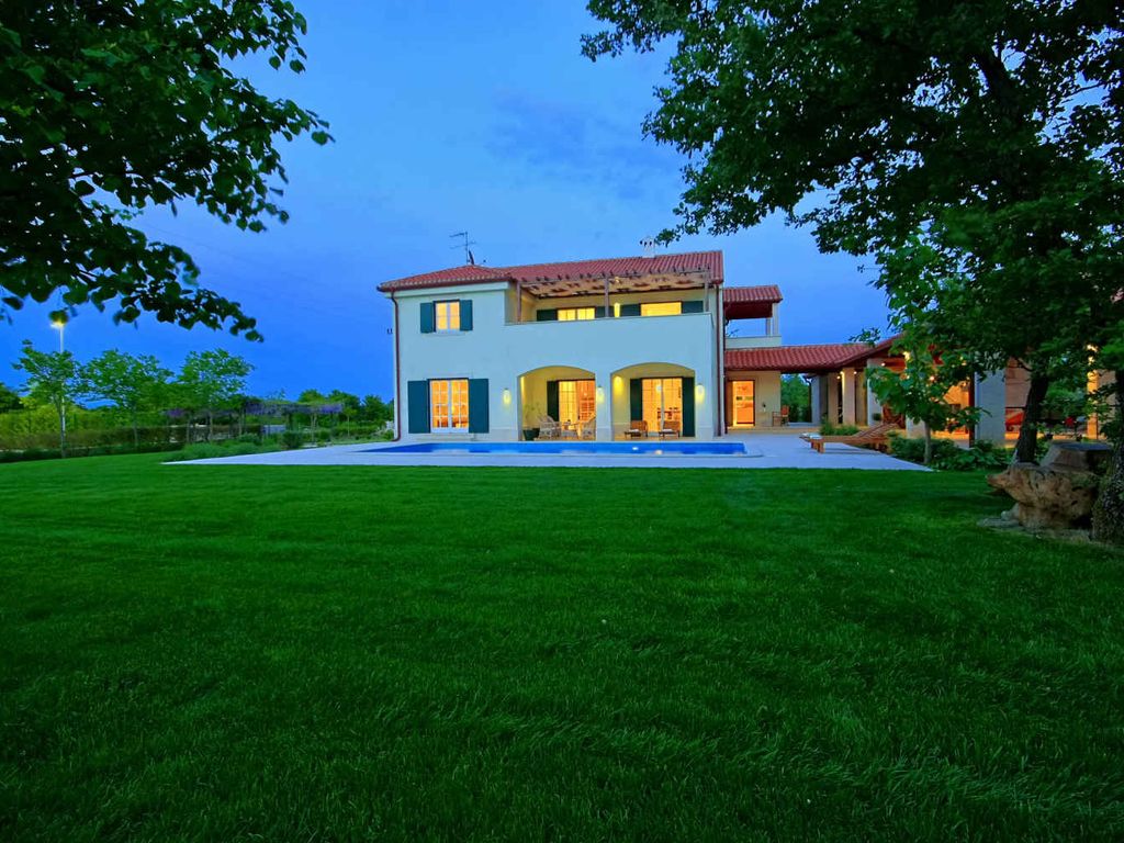 Villa mit Pool und Klimaanlage