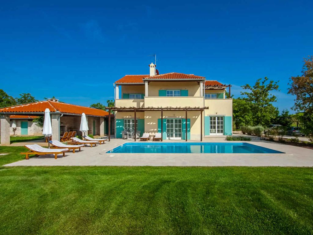 Villa mit Pool und Klimaanlage