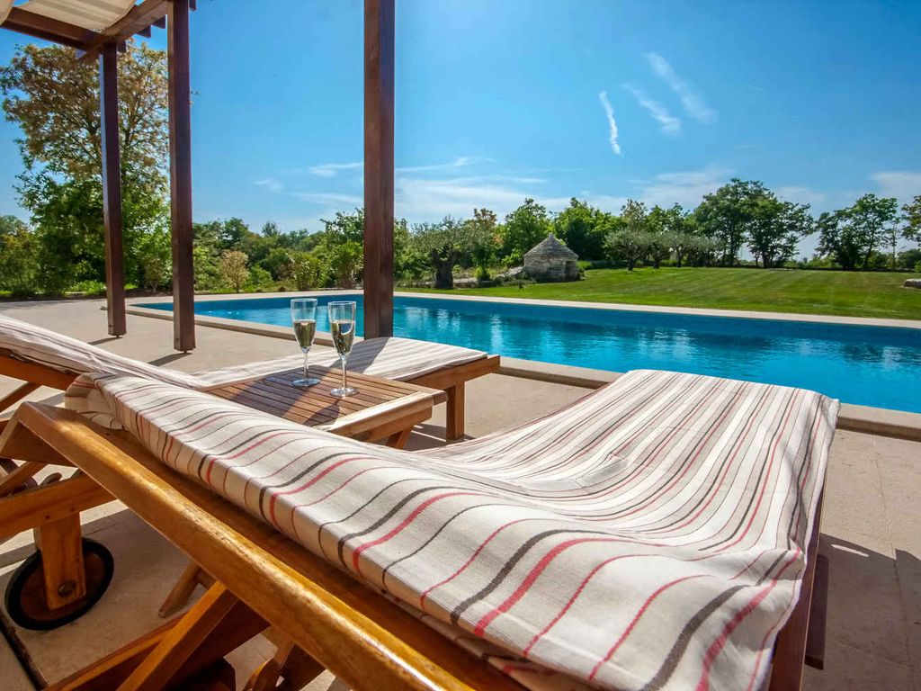Villa mit Pool und Klimaanlage