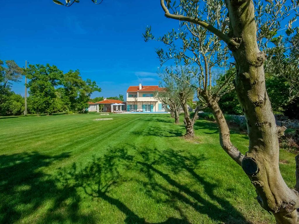 Villa mit Pool und Klimaanlage