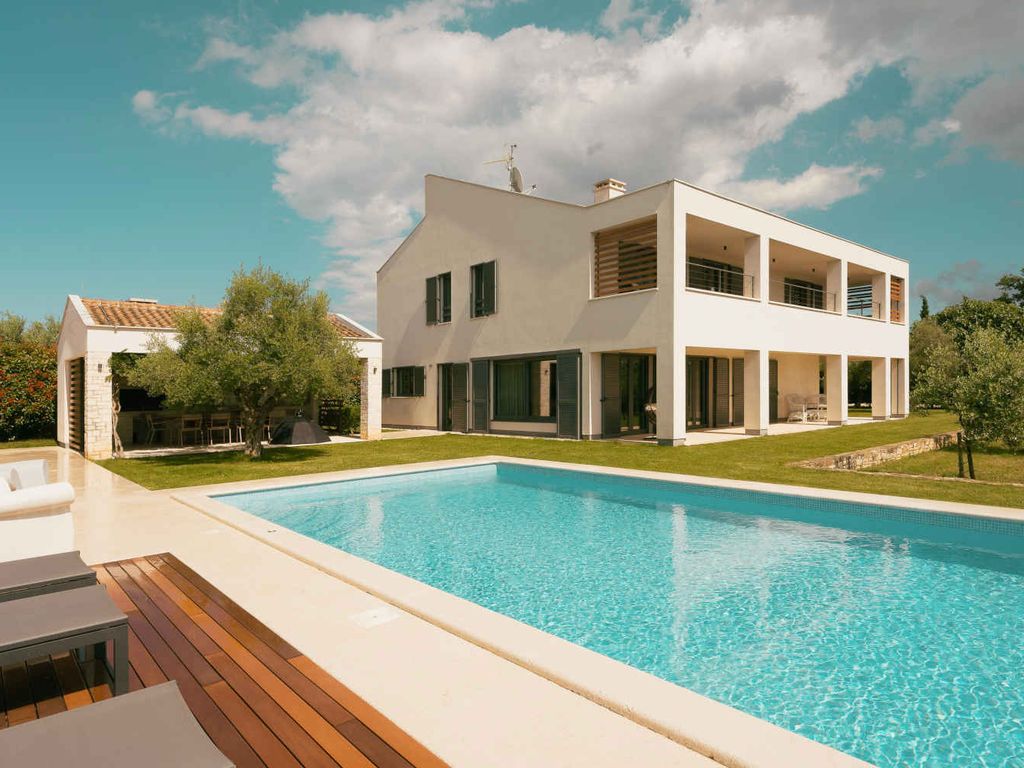 Villa mit Pool und Klimaanlage