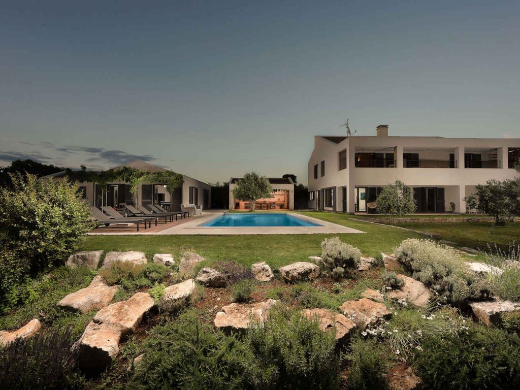 Villa mit Pool und Klimaanlage