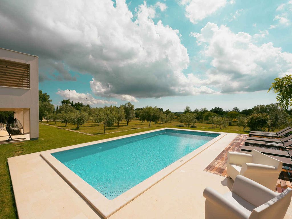 Villa mit Pool und Klimaanlage