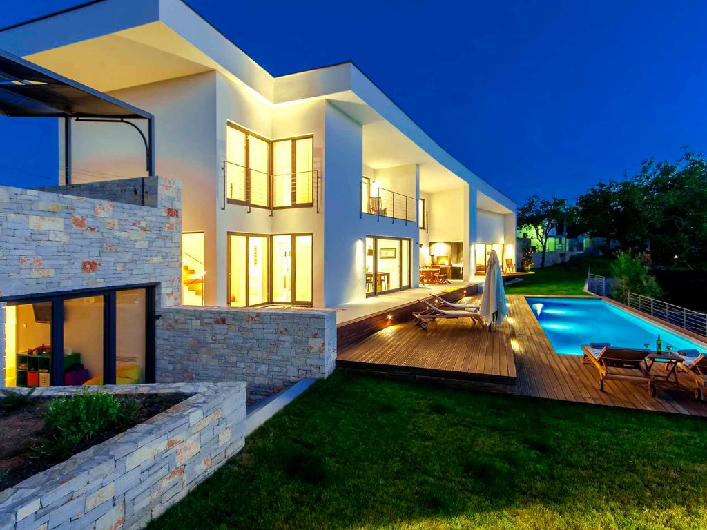 Villa mit Pool und Klimaanlage