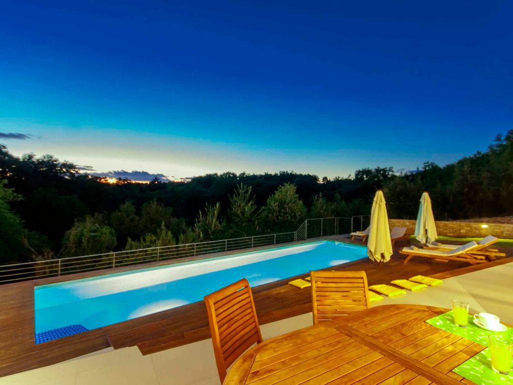 Villa mit Pool und Klimaanlage