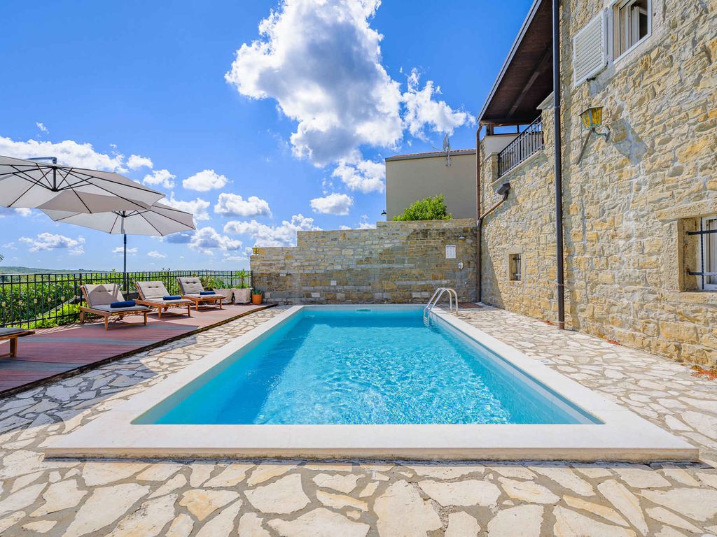 Villa mit Pool und Garten