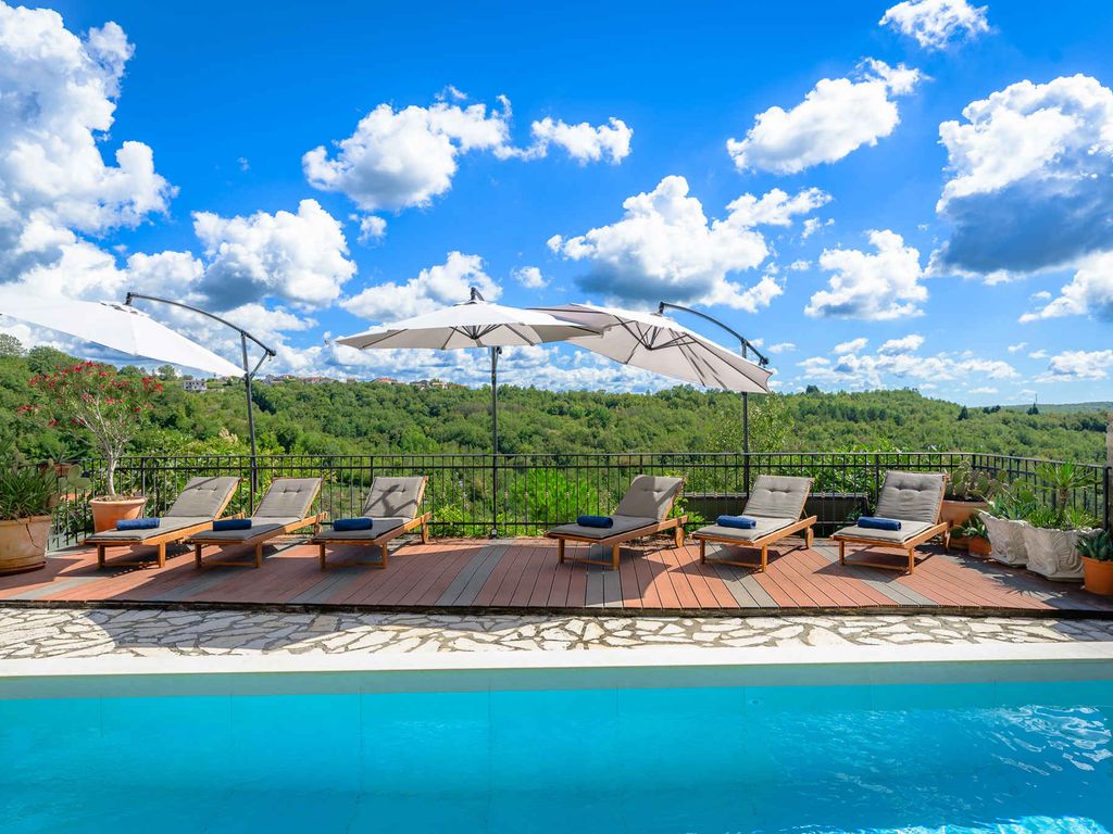 Villa mit Pool und Garten