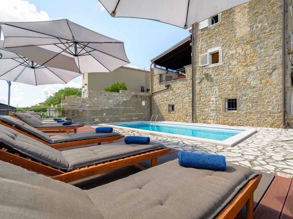 Villa mit Pool und Garten