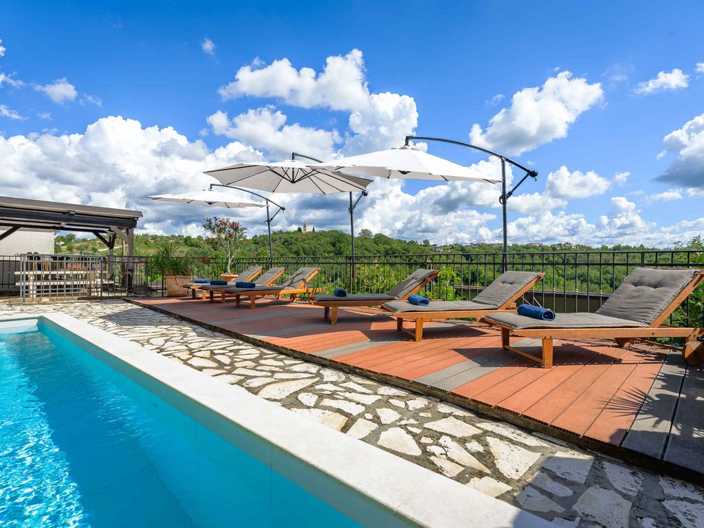 Villa mit Pool und Garten