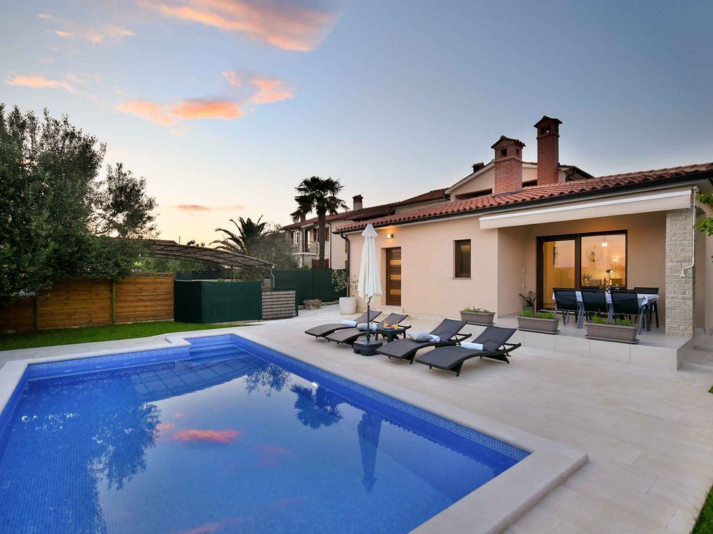 Ferienhaus mit Pool und Terrasse