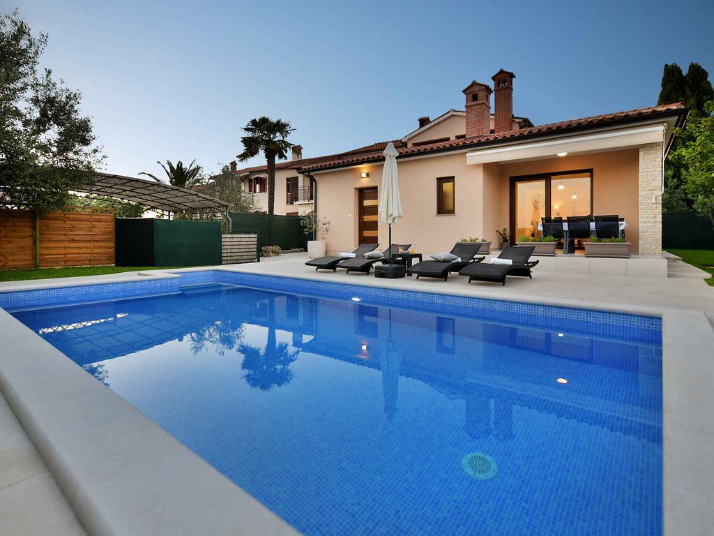 Ferienhaus mit Pool und Terrasse