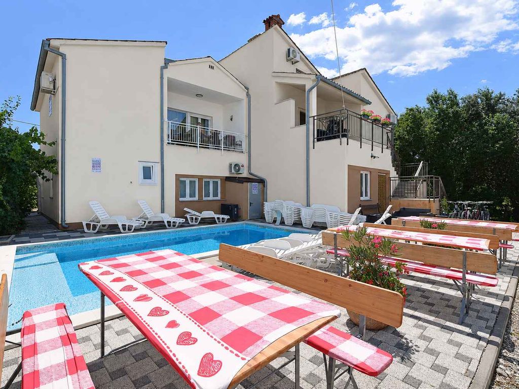 Ferienwohnung mit Gemeinschaftspool und Klimaanlage