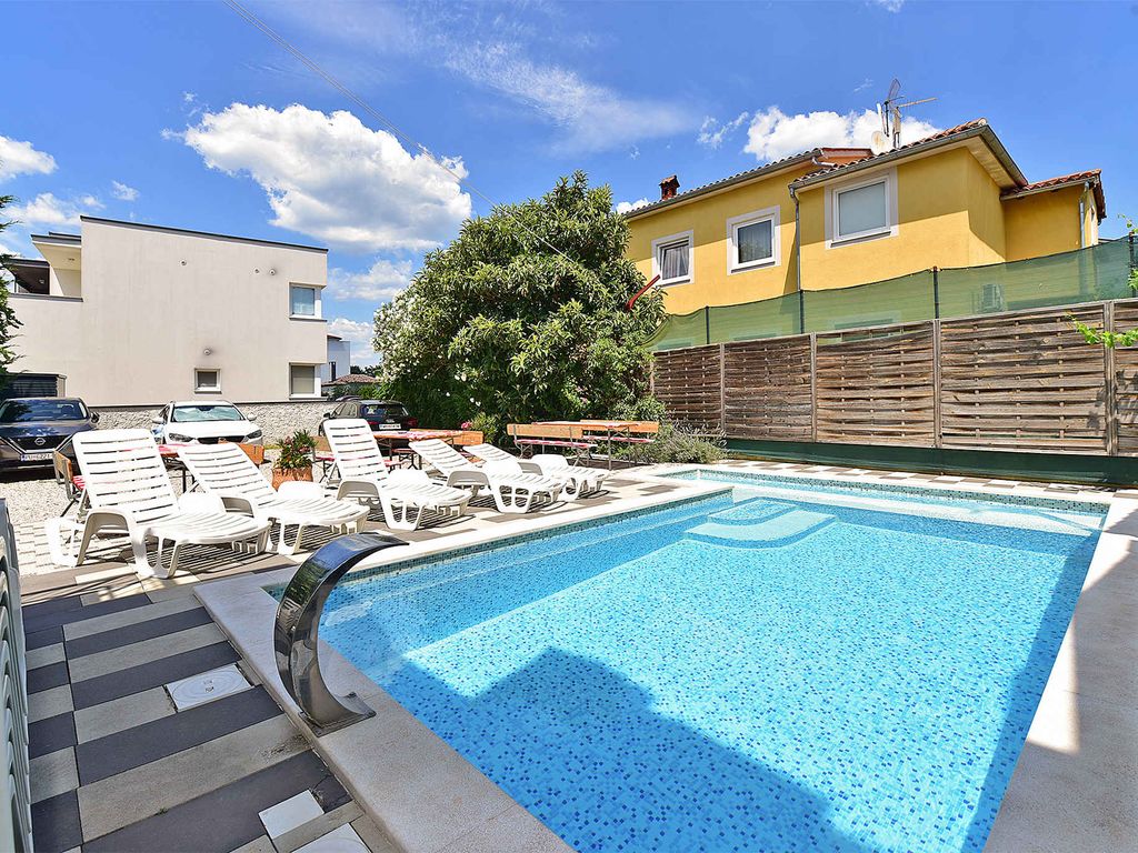 Ferienwohnung mit Gemeinschaftspool und Klimaanlage