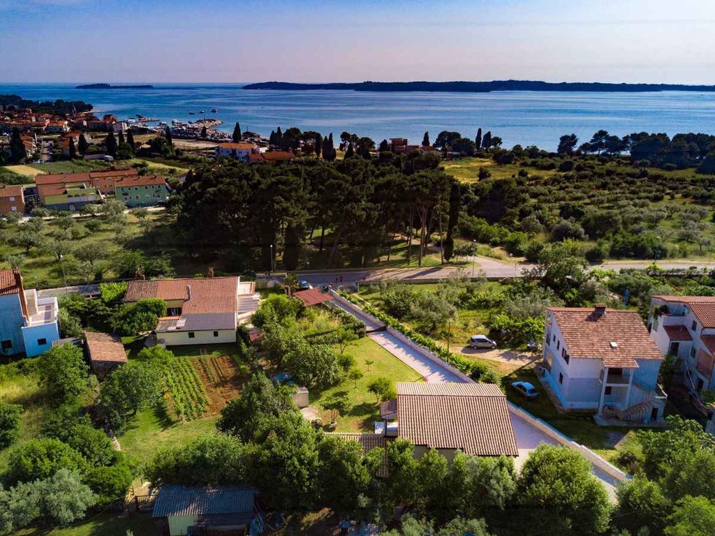 Ferienhaus mit Pool für 8 Personen