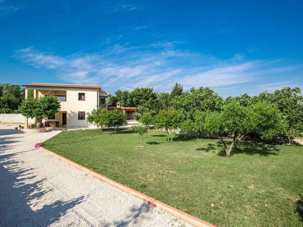 Ferienhaus mit Pool für 8 Personen