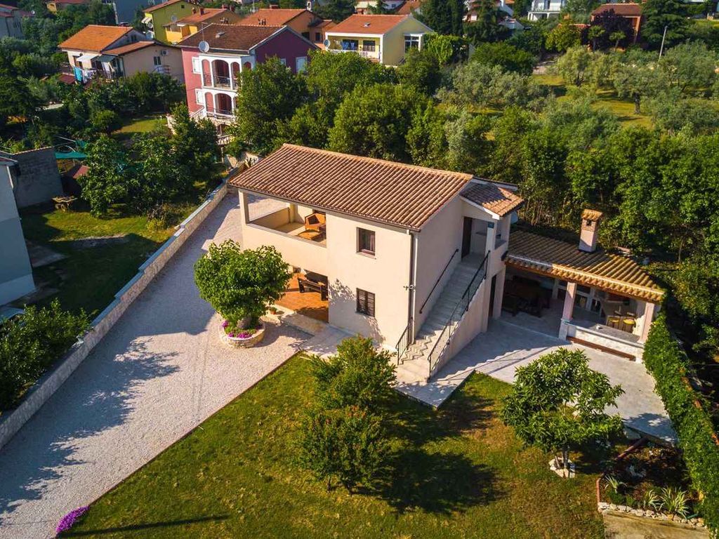 Ferienhaus mit Pool für 8 Personen