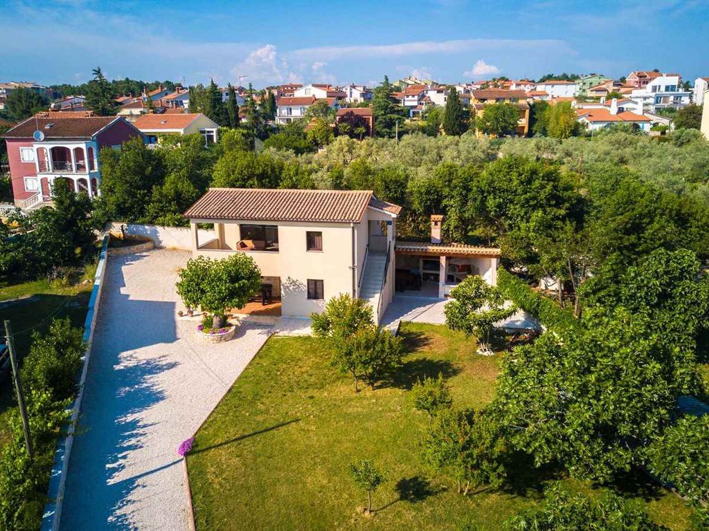 Ferienhaus mit Pool für 8 Personen