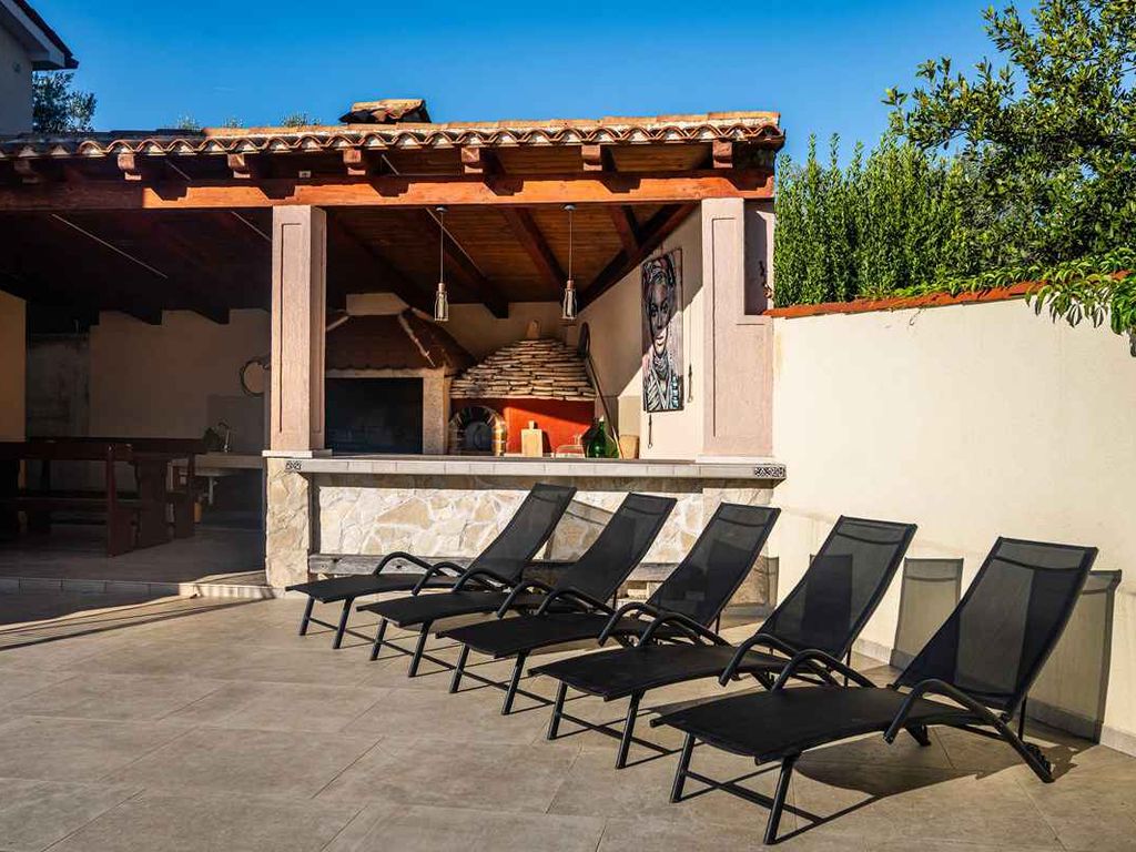 Ferienhaus mit Pool für 8 Personen