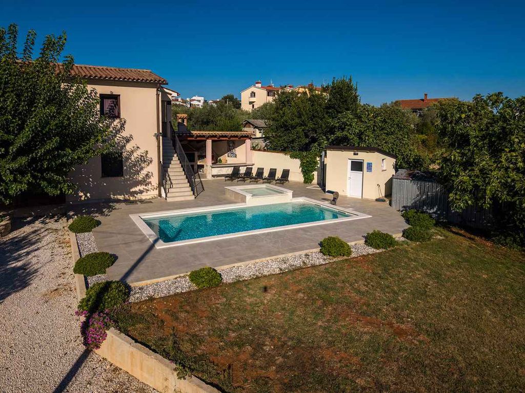 Ferienhaus mit Pool für 8 Personen