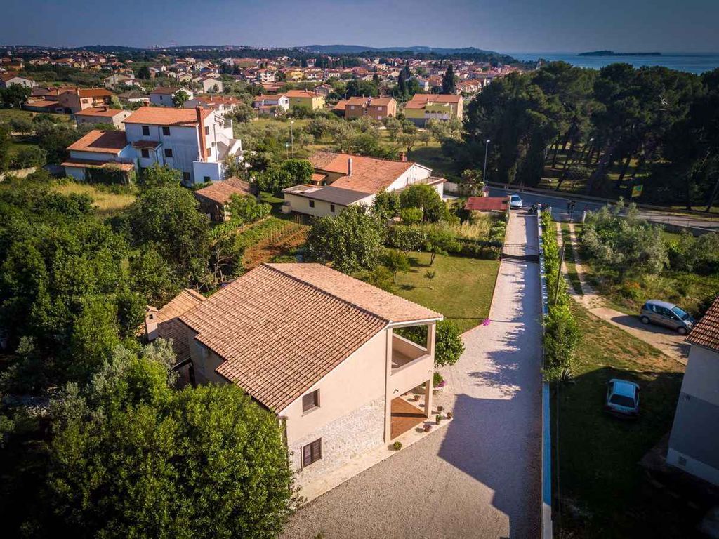 Ferienhaus mit Pool für 8 Personen