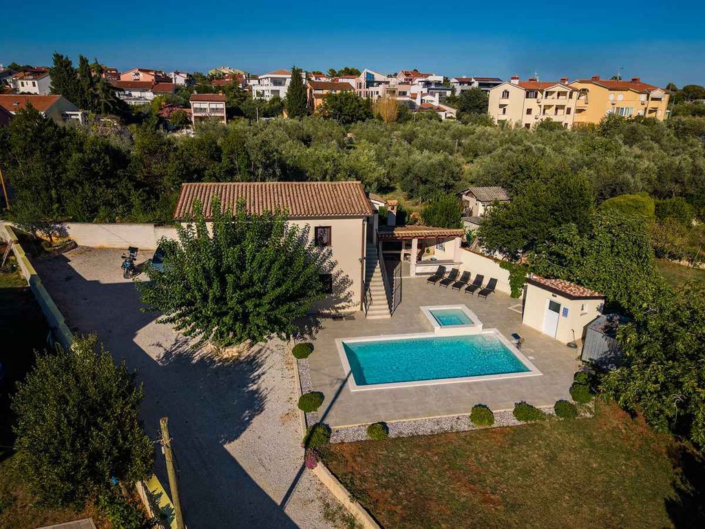Ferienhaus mit Pool für 8 Personen