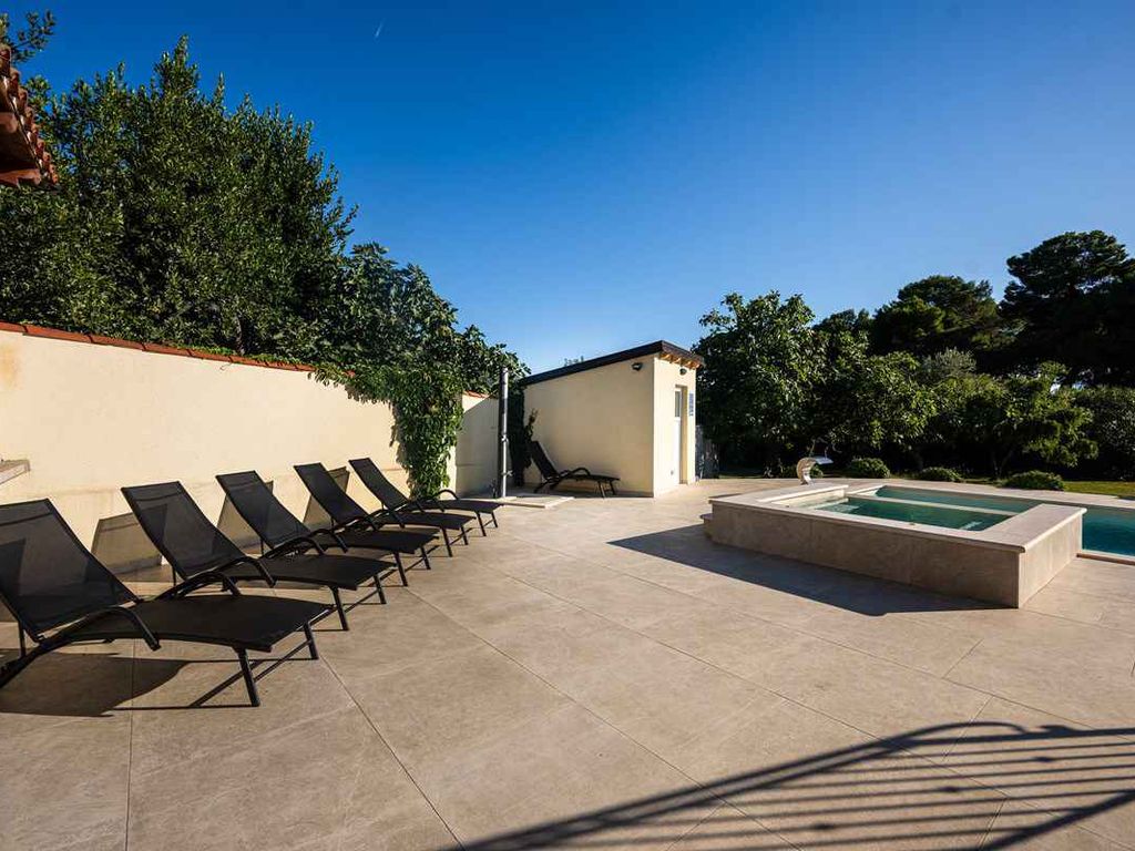 Ferienhaus mit Pool für 8 Personen