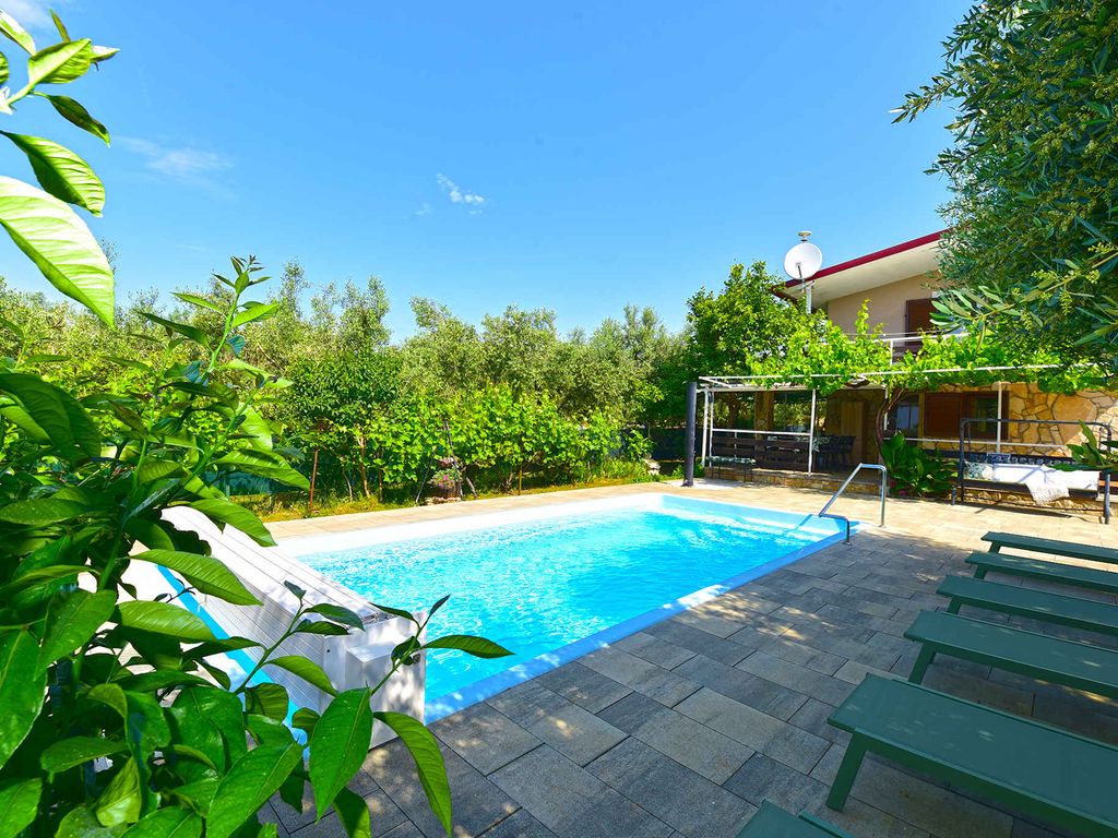 Ferienhaus mit Pool und Klimaanlage