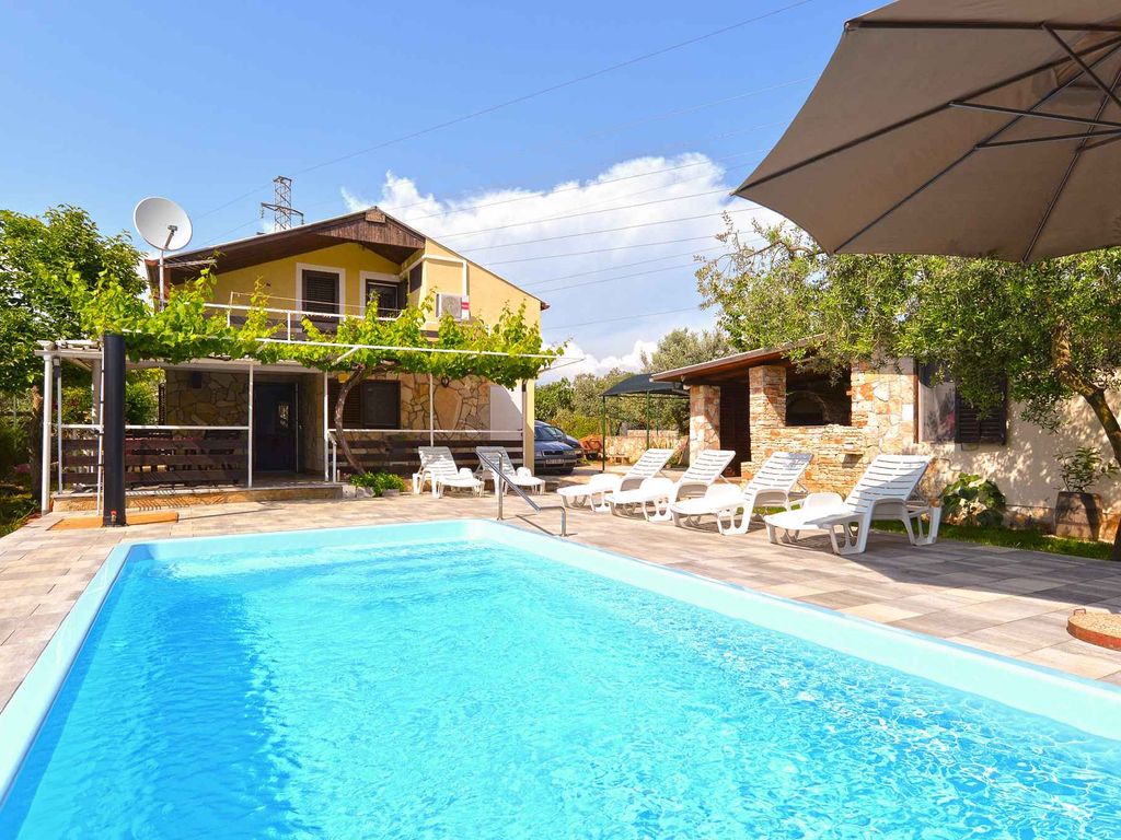 Ferienhaus mit Pool und Klimaanlage