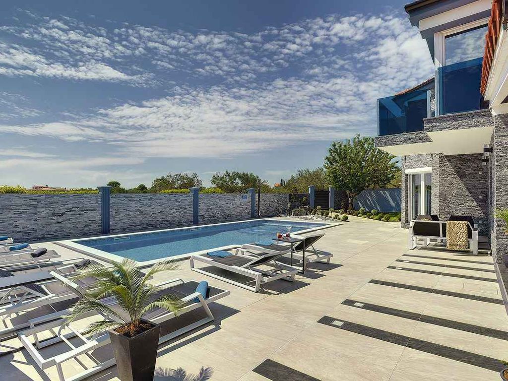 Villa mit Pool, gemütlichen Terrassen und Grill